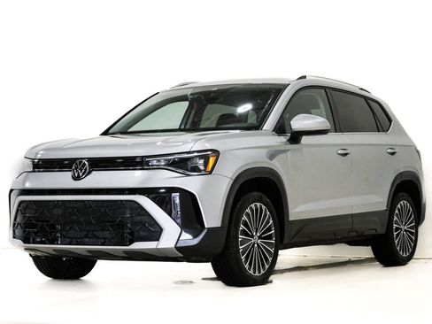 Used 2025 Volkswagen Taos SE image 3