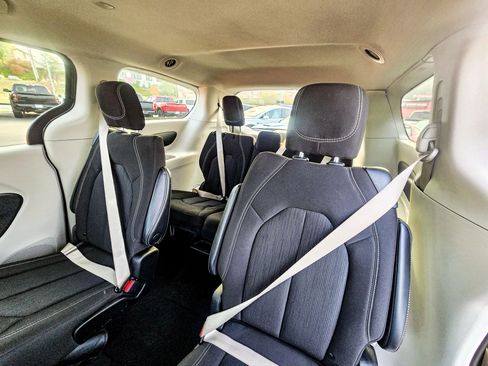 Used 2022 Chrysler Voyager LX image 11