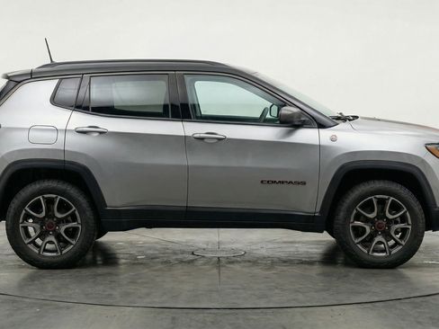 Used 2025 Jeep Compass Trailhawk image 11