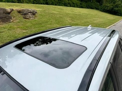 Used 2019 Toyota RAV4 XLE AWD/4WD image 4