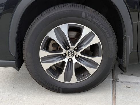 Used 2023 Toyota Highlander XLE FWD image 9
