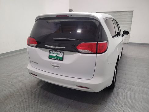 Used 2023 Chrysler Voyager LX FWD image 7