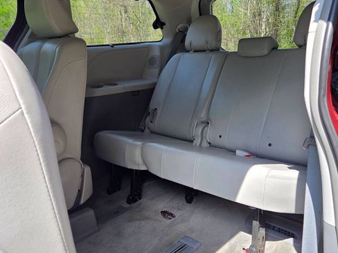 Used 2013 Toyota Sienna XLE image 30