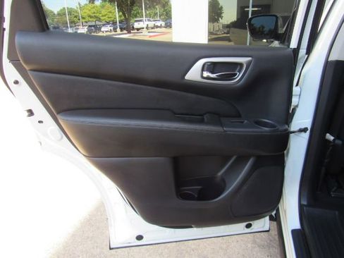 Used 2020 Nissan Pathfinder SV image 15