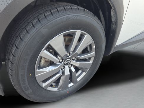 Used 2025 Nissan Pathfinder SV FWD image 27