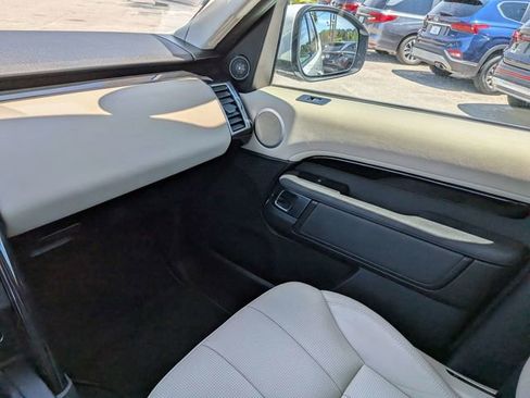 Used 2020 Land Rover Discovery SE AWD/4WD image 18