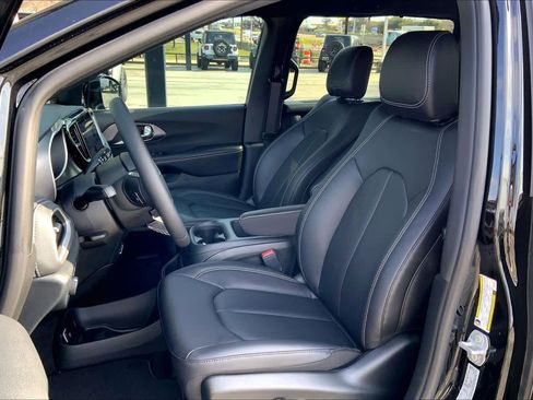 New 2026 Chrysler Pacifica Select image 7