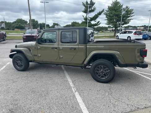 New 2025 Jeep Gladiator Sport image 18