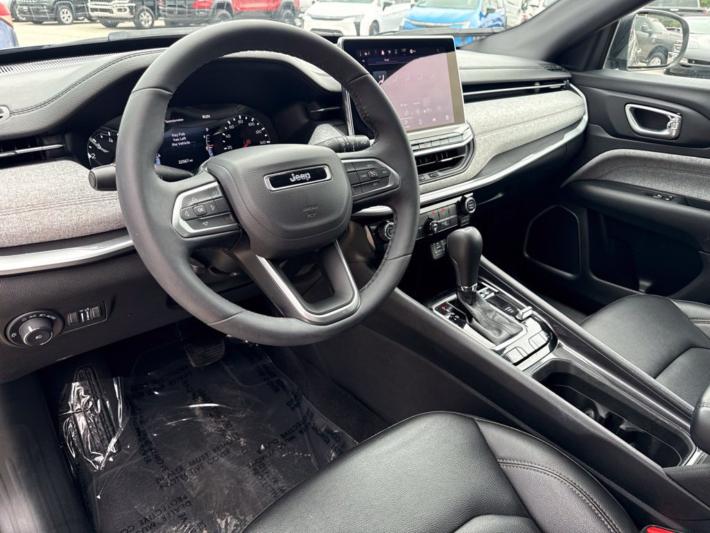 Used 2024 Jeep Compass Latitude AWD/4WD image 2