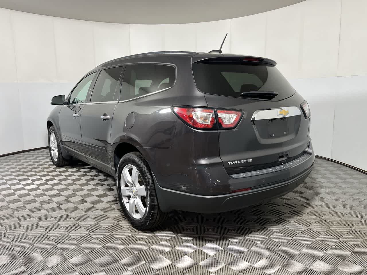 Used 2017 Chevrolet Traverse LT w/ Style and Technology Package FWD image 6