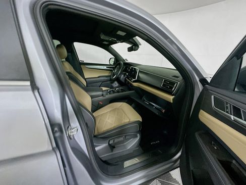 Used 2025 Volkswagen Atlas Cross Sport SE FWD image 32