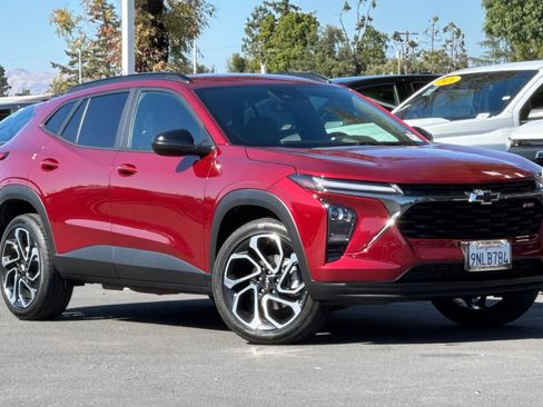 Used 2025 Chevrolet Trax RS FWD image 2