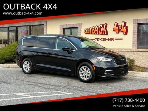 Used 2023 Chrysler Pacifica Touring-L FWD image 1