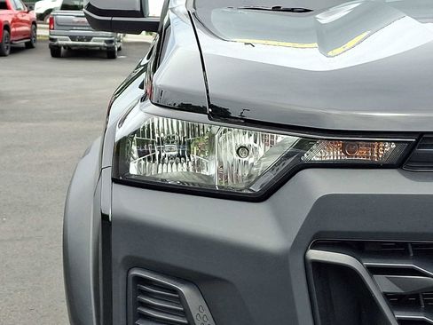 Used 2025 Chevrolet Colorado Trail Boss w/ Midnight Edition AWD/4WD image 9