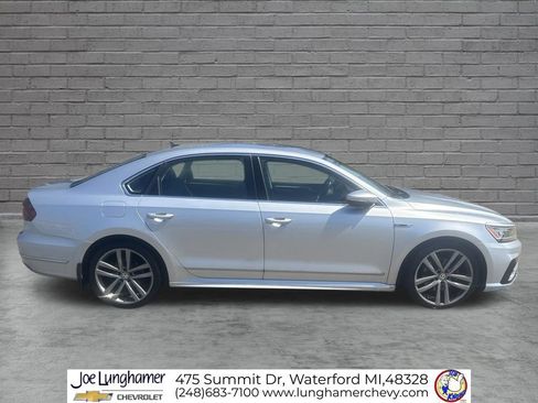Used 2017 Volkswagen Passat 1.8T R-Line w/ R-Line Lighting Package FWD image 2