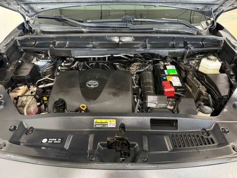 Used 2022 Toyota Highlander XLE AWD/4WD image 12
