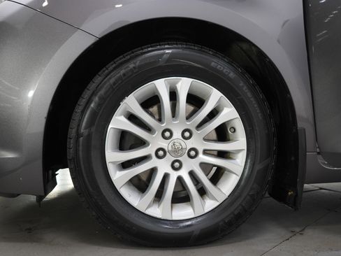 Used 2015 Toyota Sienna XLE image 32
