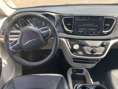 Used 2024 Chrysler Pacifica Touring-L FWD image 13