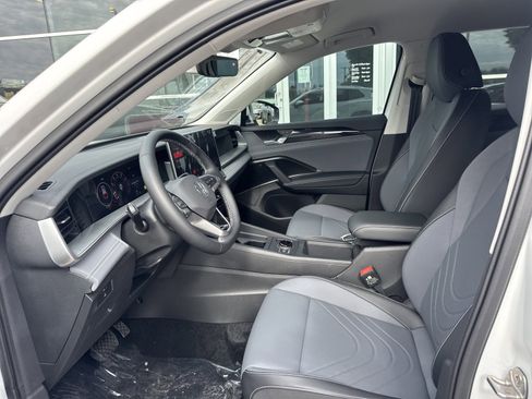 New 2026 Volkswagen Tiguan SE image 9