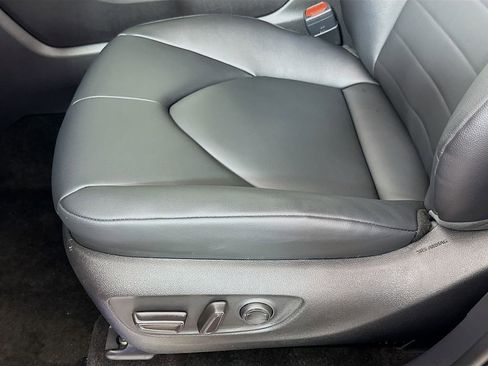 Used 2025 Toyota Highlander XLE image 20