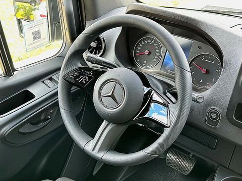 Used 2025 Mercedes-Benz Sprinter 2500 image 25