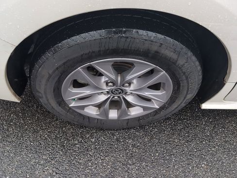 Used 2021 Toyota Sienna XLE image 10