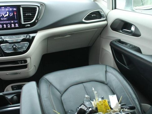 Used 2020 Chrysler Pacifica Touring-L w/ Premium Audio Group image 15