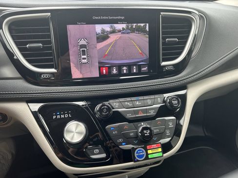 Used 2023 Chrysler Pacifica Touring-L FWD image 19