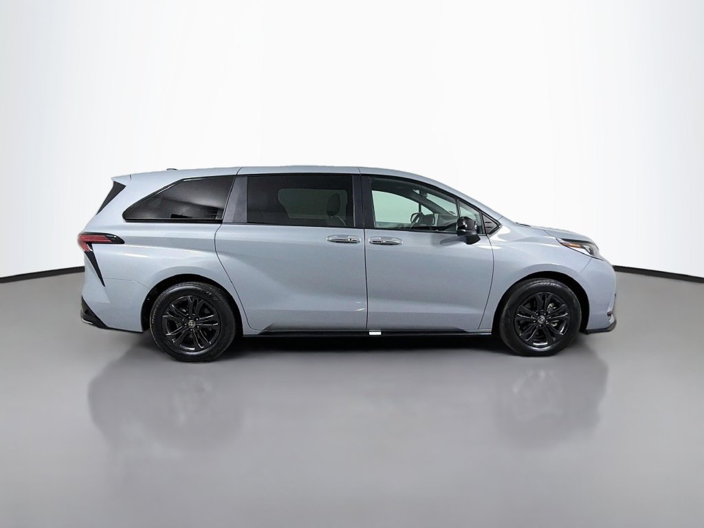 Used 2025 Toyota Sienna XSE AWD/4WD image 5