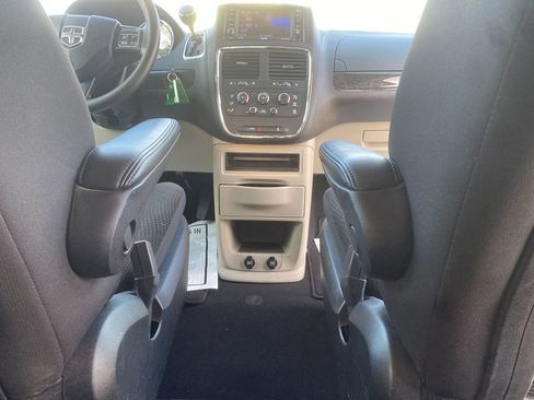 Used 2018 Dodge Grand Caravan SE w/ UConnect Hands-Free Group image 28