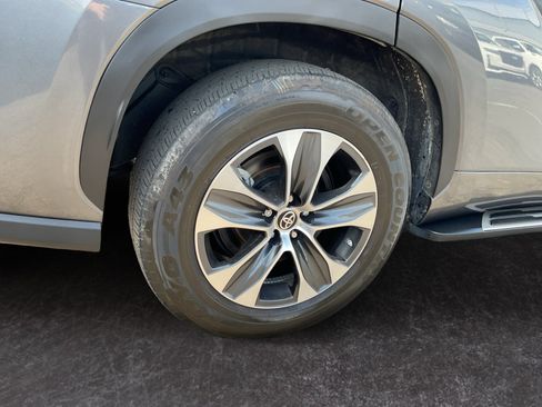Used 2023 Toyota Highlander XLE FWD image 9