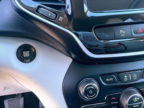 Used 2019 Jeep Cherokee Limited image 11