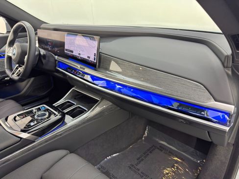 Used 2023 BMW i7 xDrive60 w/ Executive Package 2 AWD/4WD image 16