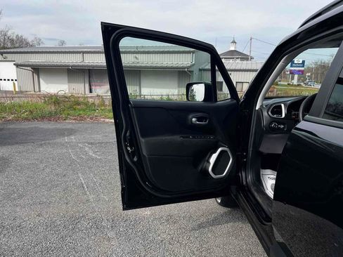 Used 2018 Jeep Renegade Latitude image 11