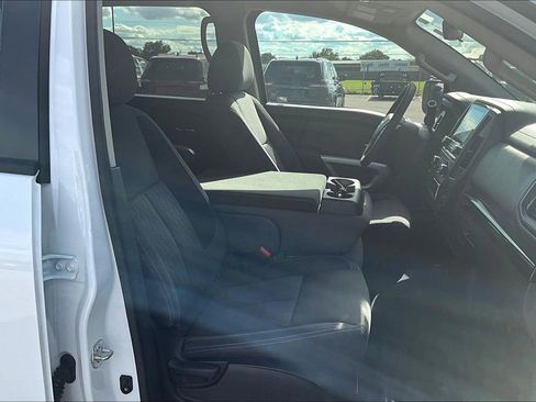 Used 2023 Nissan Titan SV image 10