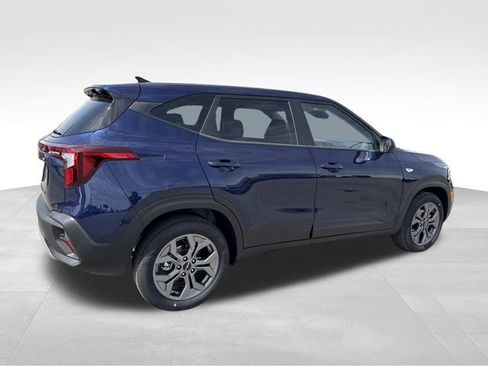 New 2026 Kia Seltos LX FWD image 2