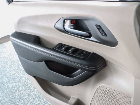Used 2023 Chrysler Pacifica Touring-L FWD image 21