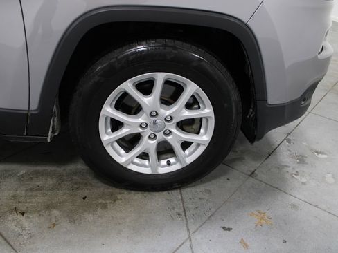 Used 2018 Jeep Cherokee Latitude image 11