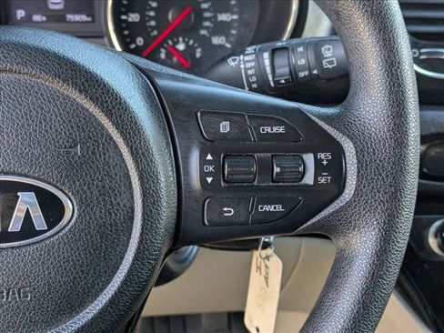 Used 2019 Kia Sedona LX image 7