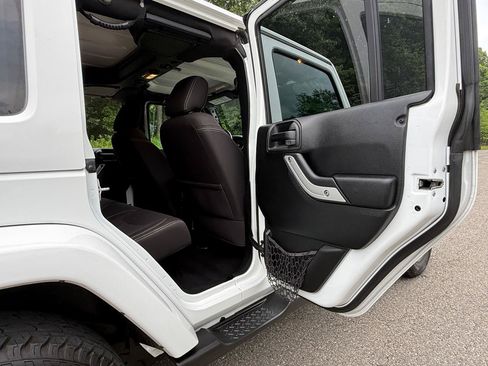 Used 2017 Jeep Wrangler Unlimited Sahara w/ Connectivity Group AWD/4WD image 24