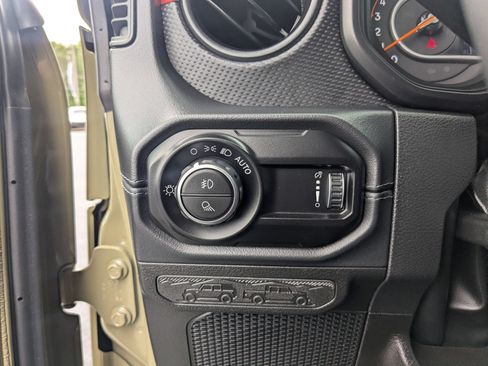 Used 2025 Jeep Gladiator Rubicon AWD/4WD image 21