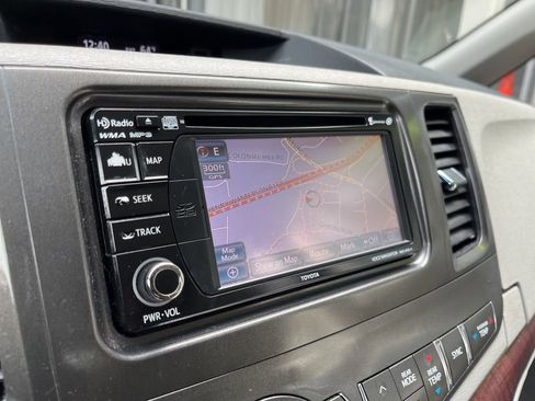 Used 2013 Toyota Sienna XLE w/ Entertainment Pkg FWD image 3