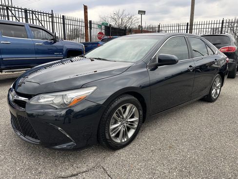 Used 2016 Toyota Camry SE w/ Moonroof Package image 3