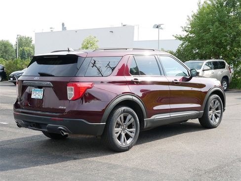 Used 2022 Ford Explorer XLT w/ Equipment Group 202A image 5