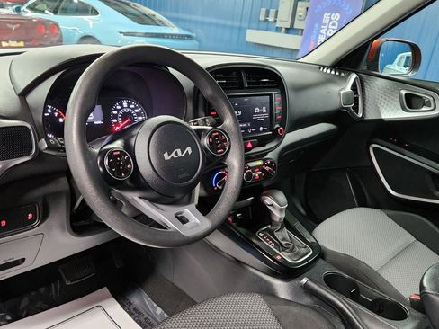 Used 2022 Kia Soul LX image 8