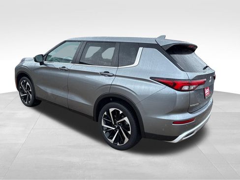 Used 2024 Mitsubishi Outlander SE FWD image 3