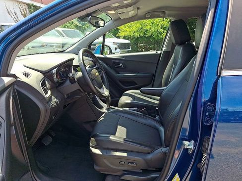 Used 2020 Chevrolet Trax LT w/ LT Convenience Package AWD/4WD image 11