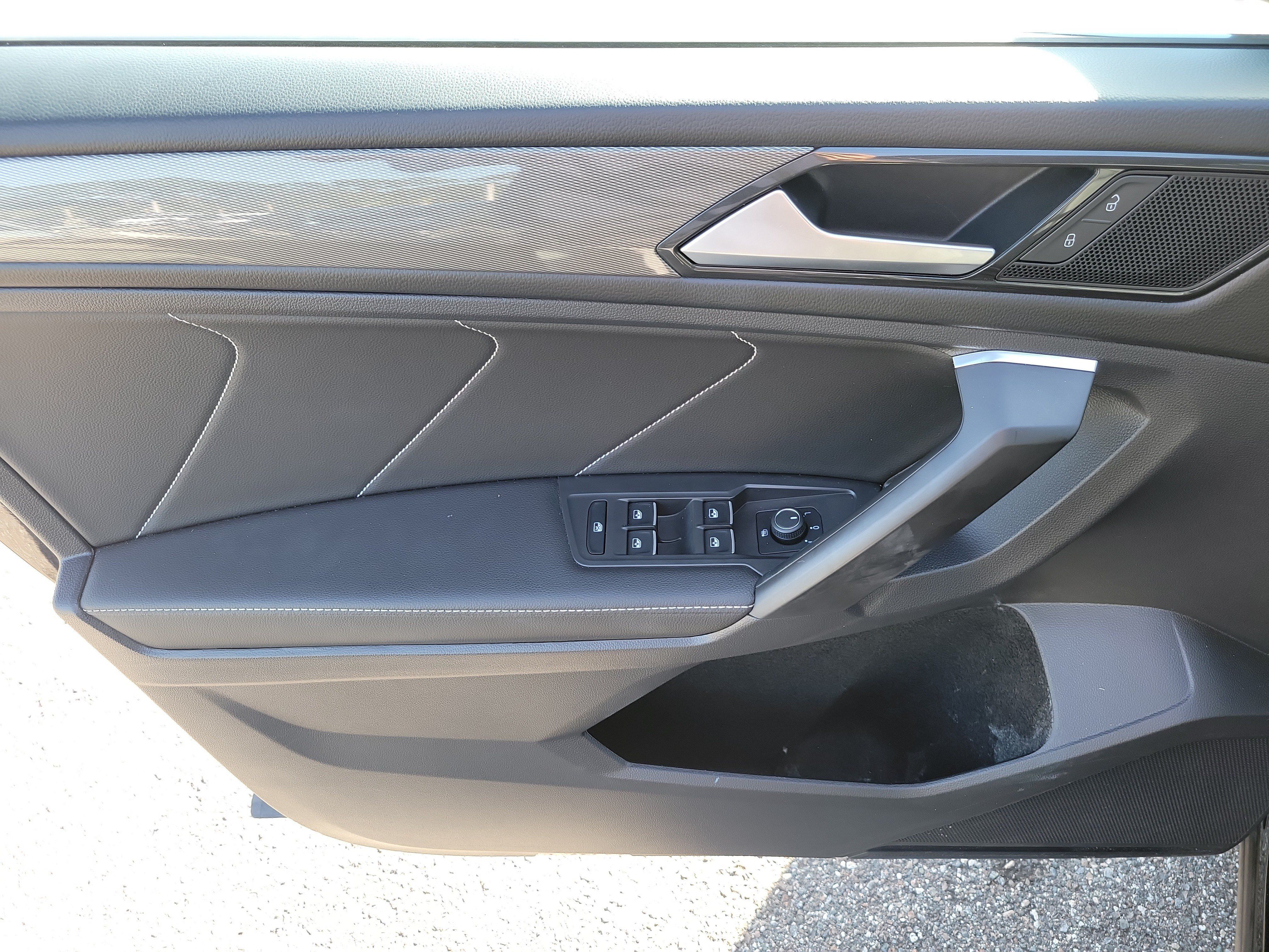 Used 2023 Volkswagen Tiguan SE w/ Panoramic Sunroof Package FWD image 20