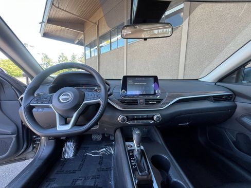 Used 2025 Nissan Altima 2.5 SV FWD image 29