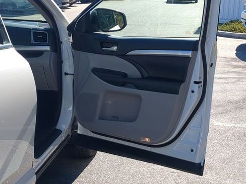 Used 2019 Toyota Highlander XLE image 37